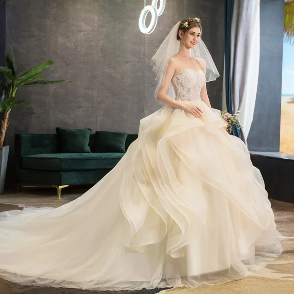 Beste Champagne Brudekjoler 2019 Ballkjole Kjæreste Uten Ermer Ryggløse Appliques Blonder Beading Chapel Train Buste