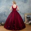 Vintage / Originale Bordeaux Robe De Bal 2017 Robe Boule Encolure Dégagée Sans Manches Appliques Fleur Noeud Ceinture Longue Volants Dos Nu Robe De Ceremonie