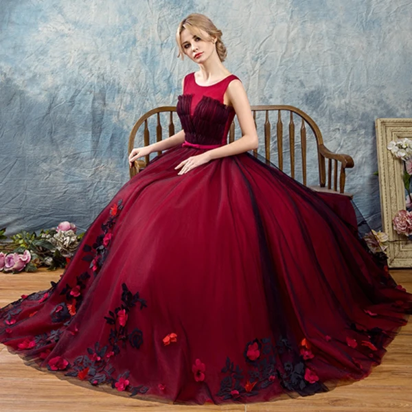 Vintage / Originale Bordeaux Robe De Bal 2017 Robe Boule Encolure Dégagée Sans Manches Appliques Fleur Noeud Ceinture Longue Volants Dos Nu Robe De Ceremonie