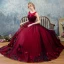 Vintage / Originale Bordeaux Robe De Bal 2017 Robe Boule Encolure Dégagée Sans Manches Appliques Fleur Noeud Ceinture Longue Volants Dos Nu Robe De Ceremonie