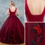 Vintage / Originale Bordeaux Robe De Bal 2017 Robe Boule Encolure Dégagée Sans Manches Appliques Fleur Noeud Ceinture Longue Volants Dos Nu Robe De Ceremonie