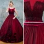 Vintage / Originale Bordeaux Robe De Bal 2017 Robe Boule Encolure Dégagée Sans Manches Appliques Fleur Noeud Ceinture Longue Volants Dos Nu Robe De Ceremonie