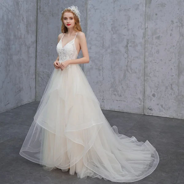 Erschwinglich Champagner Sommer Strand Brautkleider / Hochzeitskleider 2019 A Linie Spaghettiträger Ärmellos Rückenfreies Applikationen Spitze Sweep / Pinsel Zug Fallende Rüsche