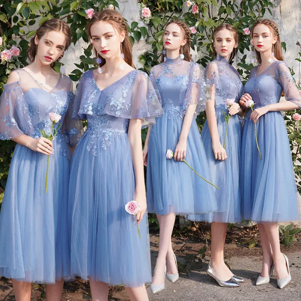Descuento Azul Cielo Vestidos De Damas De Honor 2019 A-Line / Princess Transparentes Apliques Con Encaje Té De Longitud Ruffle Sin Espalda Vestidos para bodas