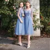 Descuento Azul Cielo Vestidos De Damas De Honor 2019 A-Line / Princess Transparentes Apliques Con Encaje Té De Longitud Ruffle Sin Espalda Vestidos para bodas