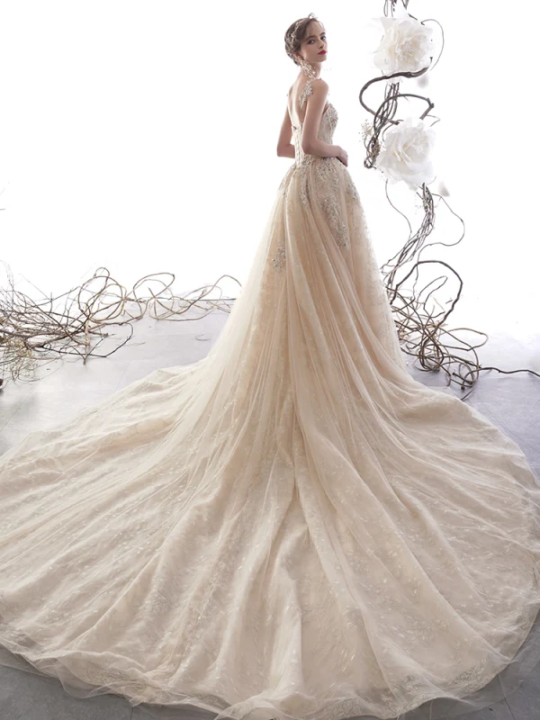 Luxus / Herrlich Champagner Brautkleider / Hochzeitskleider 2019 A Linie Spaghettiträger Ärmellos Rückenfreies Applikationen Spitze Handgefertigt Perlenstickerei Glanz Pailletten Kathedrale Schleppe Rüschen