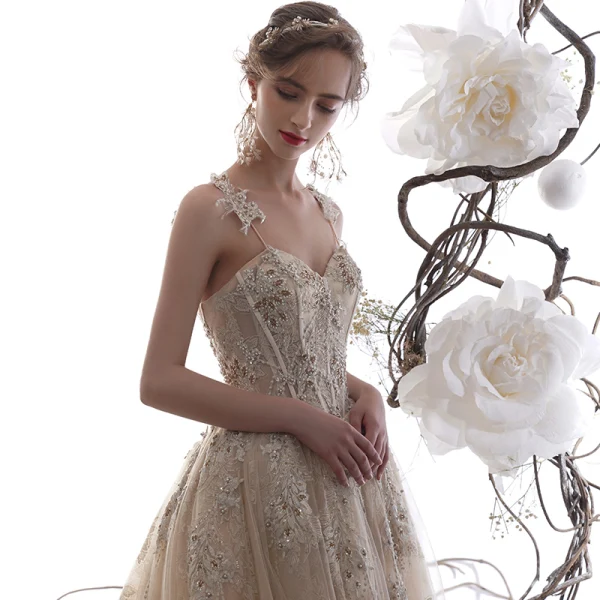 Luxus / Herrlich Champagner Brautkleider / Hochzeitskleider 2019 A Linie Spaghettiträger Ärmellos Rückenfreies Applikationen Spitze Handgefertigt Perlenstickerei Glanz Pailletten Kathedrale Schleppe Rüschen