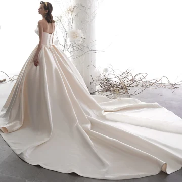 Enkla Champagne Satin Bröllopsklänningar 2019 Prinsessa Unika Älskling Ärmlös Halterneck Cathedral Train Ruffle