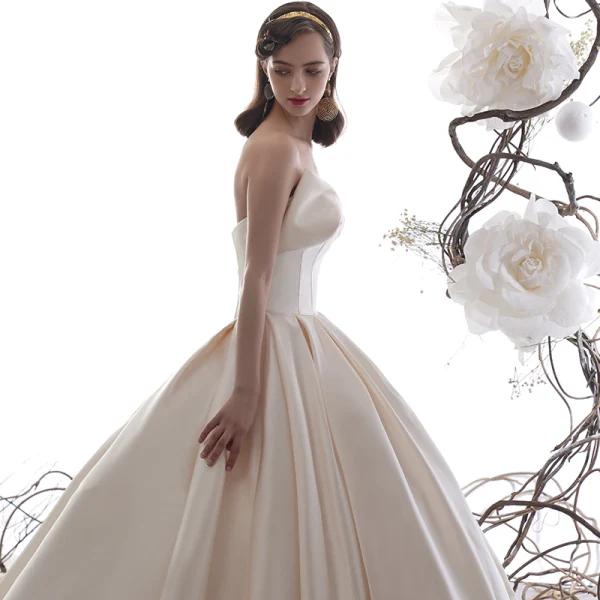 Enkel Champagne Satin Brudekjoler 2019 Prinsesse Fantastiske / Unike Kjæreste Uten Ermer Ryggløse Cathedral Train Buste