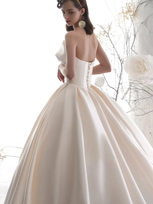 Enkel Champagne Satin Brudekjoler 2019 Prinsesse Fantastiske / Unike Kjæreste Uten Ermer Ryggløse Cathedral Train Buste