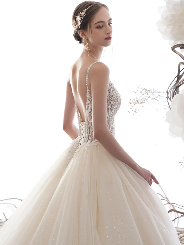Illusion Champagner Durchbohrt Brautkleider / Hochzeitskleider 2019 A Linie Spaghettiträger Rückenfreies Ärmellos Handgefertigt Perlenstickerei Glanz Tülle Kathedrale Schleppe
