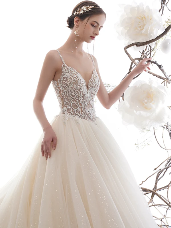 Illusion Champagner Durchbohrt Brautkleider / Hochzeitskleider 2019 A Linie Spaghettiträger Rückenfreies Ärmellos Handgefertigt Perlenstickerei Glanz Tülle Kathedrale Schleppe