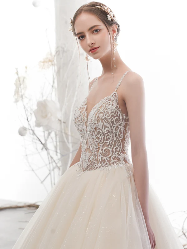 Illusion Champagner Durchbohrt Brautkleider / Hochzeitskleider 2019 A Linie Spaghettiträger Rückenfreies Ärmellos Handgefertigt Perlenstickerei Glanz Tülle Kathedrale Schleppe