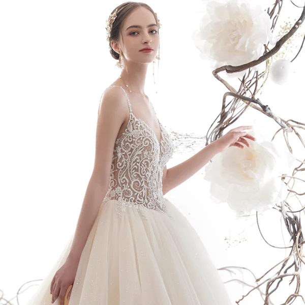 Illusion Champagner Durchbohrt Brautkleider / Hochzeitskleider 2019 A Linie Spaghettiträger Rückenfreies Ärmellos Handgefertigt Perlenstickerei Glanz Tülle Kathedrale Schleppe