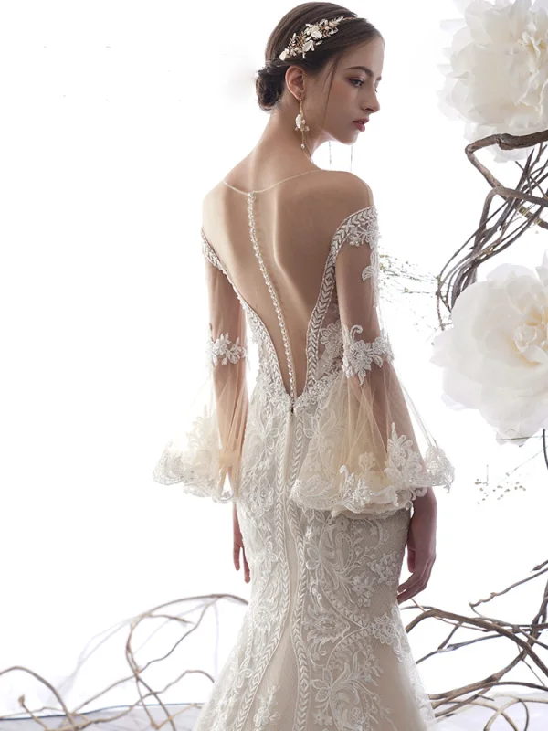 Charmant Champagne Transparentes Robe De Mariée 2019 Trompette / Sirène Encolure Dégagée Manches de cloche Appliques En Dentelle Glitter Fait main Perlage Chapel Train Volants