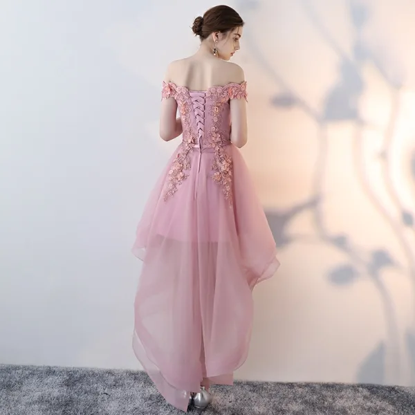 Erschwinglich Pink Cocktailkleider 2019 A Linie Off Shoulder Kurze Ärmel Applikationen Spitze Perle Stoffgürtel Asymmetrisch Rüschen Rückenfreies Festliche Kleider