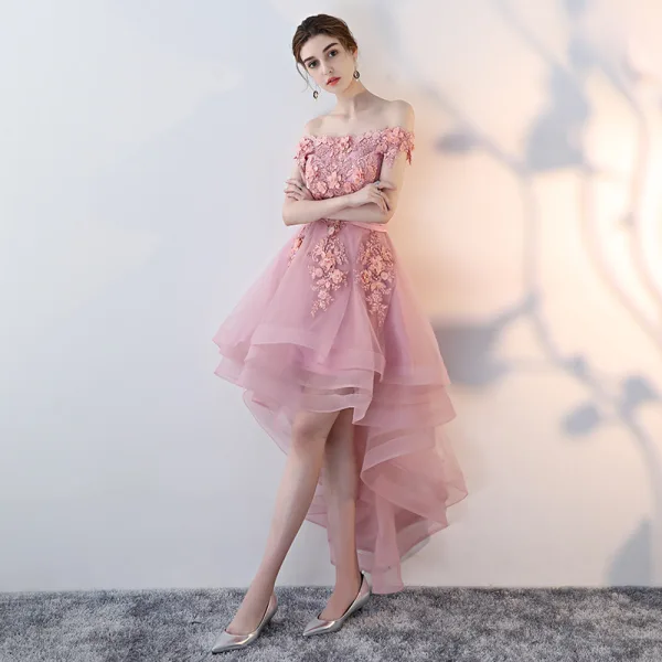 Erschwinglich Pink Cocktailkleider 2019 A Linie Off Shoulder Kurze Ärmel Applikationen Spitze Perle Stoffgürtel Asymmetrisch Rüschen Rückenfreies Festliche Kleider