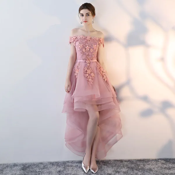 Erschwinglich Pink Cocktailkleider 2019 A Linie Off Shoulder Kurze Ärmel Applikationen Spitze Perle Stoffgürtel Asymmetrisch Rüschen Rückenfreies Festliche Kleider