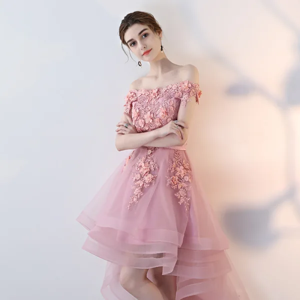 Erschwinglich Pink Cocktailkleider 2019 A Linie Off Shoulder Kurze Ärmel Applikationen Spitze Perle Stoffgürtel Asymmetrisch Rüschen Rückenfreies Festliche Kleider