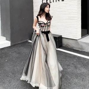 Moderne Mode Noire Champagne Robe De Bal 2019 Princesse Épaules Sans Manches Paillettes Brodé Fleur Longue Volants Dos Nu Robe De Ceremonie