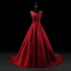Chic Belle Bordeaux Satin Robe De Soirée 2019 Princesse Encolure Dégagée Sans Manches Appliques En Dentelle Tribunal Train Volants Dos Nu Robe De Ceremonie