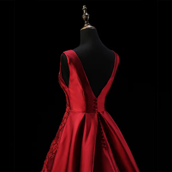 Chic / Belle Bordeaux Satin Robe De Soirée 2019 Princesse Encolure Dégagée Sans Manches Appliques En Dentelle Tribunal Train Volants Dos Nu Robe De Ceremonie