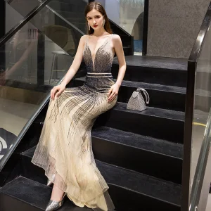 Luxe Champagne Robe De Soirée 2019 Trompette Sirène Col V Profond Sans Manches Fait Main Perlage Train De Balayage Dos Nu Robe De Ceremonie