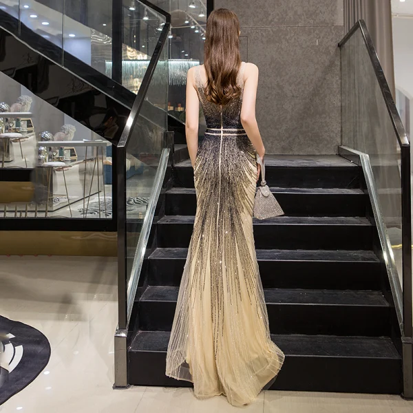 Luxe Champagne Robe De Soirée 2019 Trompette / Sirène Col v profond Sans Manches Fait main Perlage Train De Balayage Dos Nu Robe De Ceremonie