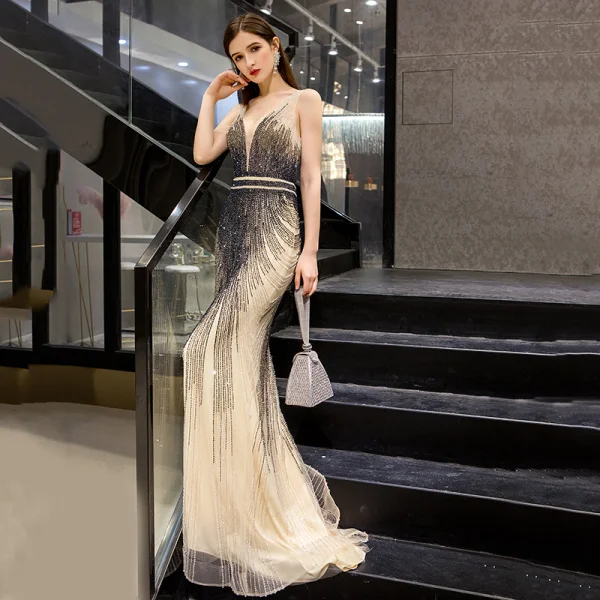 Luxe Champagne Robe De Soirée 2019 Trompette / Sirène Col v profond Sans Manches Fait main Perlage Train De Balayage Dos Nu Robe De Ceremonie