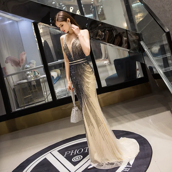 Luxe Champagne Robe De Soirée 2019 Trompette / Sirène Col v profond Sans Manches Fait main Perlage Train De Balayage Dos Nu Robe De Ceremonie
