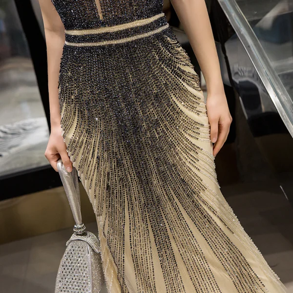 Luxe Champagne Robe De Soirée 2019 Trompette / Sirène Col v profond Sans Manches Fait main Perlage Train De Balayage Dos Nu Robe De Ceremonie