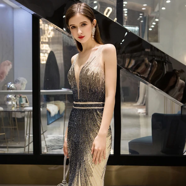 Luxe Champagne Robe De Soirée 2019 Trompette / Sirène Col v profond Sans Manches Fait main Perlage Train De Balayage Dos Nu Robe De Ceremonie