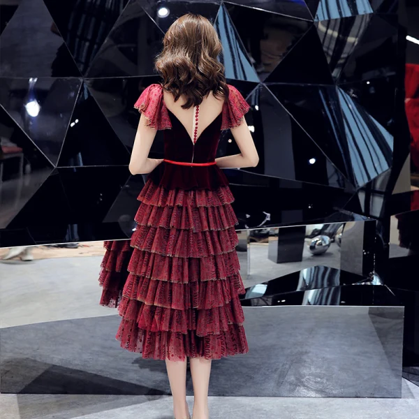 Chic / Beautiful Burgundy Suede Homecoming Graduation Dresses 2019 A-Line / Princess Deep V-Neck Sleeveless Metal Sash Tea-length Cascading Ruffles Formal Dresses