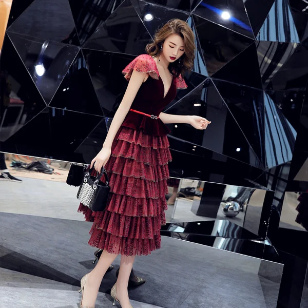 Chic / Beautiful Burgundy Suede Homecoming Graduation Dresses 2019 A-Line / Princess Deep V-Neck Sleeveless Metal Sash Tea-length Cascading Ruffles Formal Dresses