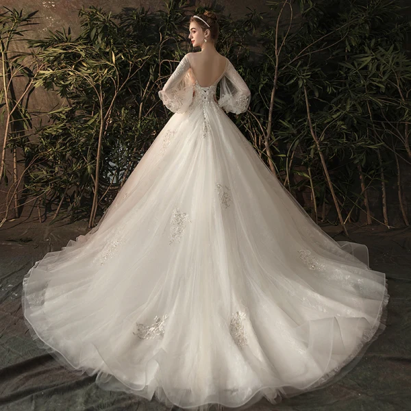 Elegante Ivory / Creme Durchsichtige Brautkleider / Hochzeitskleider 2019 Prinzessin Rundhalsausschnitt Geschwollenes Lange Ärmel Rückenfreies Applikationen Spitze Kapelle-Schleppe Rüschen