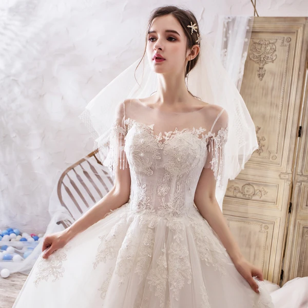 Élégant Ivoire Transparentes Robe De Mariée 2019 Princesse Encolure Dégagée Manches Courtes Perlage Gland Appliques En Dentelle Cathedral Train Volants