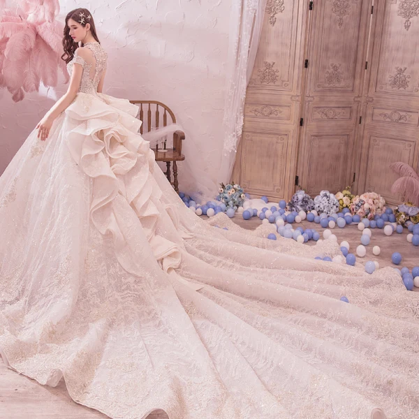 Vintage / Originale Champagne Transparentes Robe De Mariée 2019 Robe Boule Col Haut Manches Courtes Dos Nu Fait main Perlage Appliques En Dentelle Glitter Tulle Royal Train Volants
