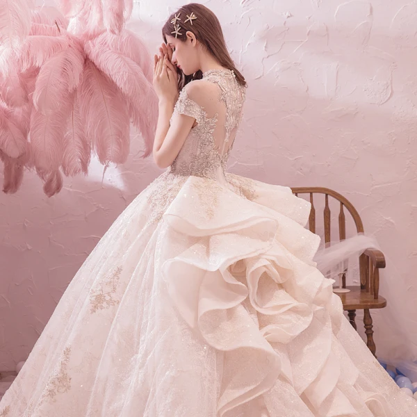 Vintage / Originale Champagne Transparentes Robe De Mariée 2019 Robe Boule Col Haut Manches Courtes Dos Nu Fait main Perlage Appliques En Dentelle Glitter Tulle Royal Train Volants