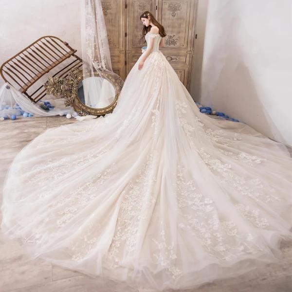 Beste Champagner Brautkleider / Hochzeitskleider 2019 A Linie Off Shoulder Kurze Ärmel Rückenfreies Applikationen Spitze Perlenstickerei Königliche Schleppe Rüschen