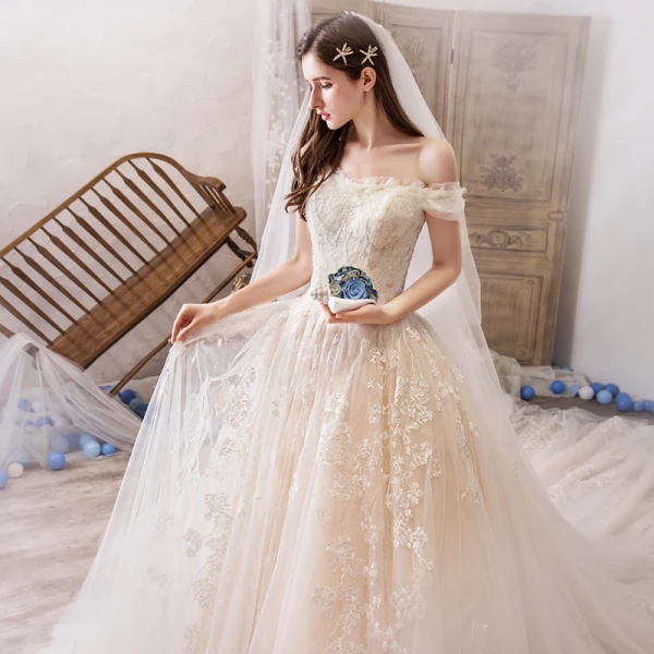 Beste Champagner Brautkleider / Hochzeitskleider 2019 A Linie Off Shoulder Kurze Ärmel Rückenfreies Applikationen Spitze Perlenstickerei Königliche Schleppe Rüschen