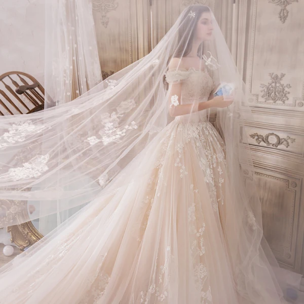 Beste Champagner Brautkleider / Hochzeitskleider 2019 A Linie Off Shoulder Kurze Ärmel Rückenfreies Applikationen Spitze Perlenstickerei Königliche Schleppe Rüschen