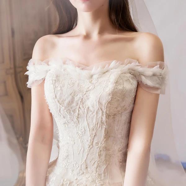 Beste Champagner Brautkleider / Hochzeitskleider 2019 A Linie Off Shoulder Kurze Ärmel Rückenfreies Applikationen Spitze Perlenstickerei Königliche Schleppe Rüschen