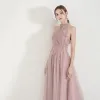 Eleganckie Różowy Perłowy Przezroczyste Sukienki Wieczorowe 2019 Princessa Wysokiej Szyi Bez Rękawów Aplikacje Z Koronki Frezowanie Długie Wzburzyć Bez Pleców Sukienki Wizytowe