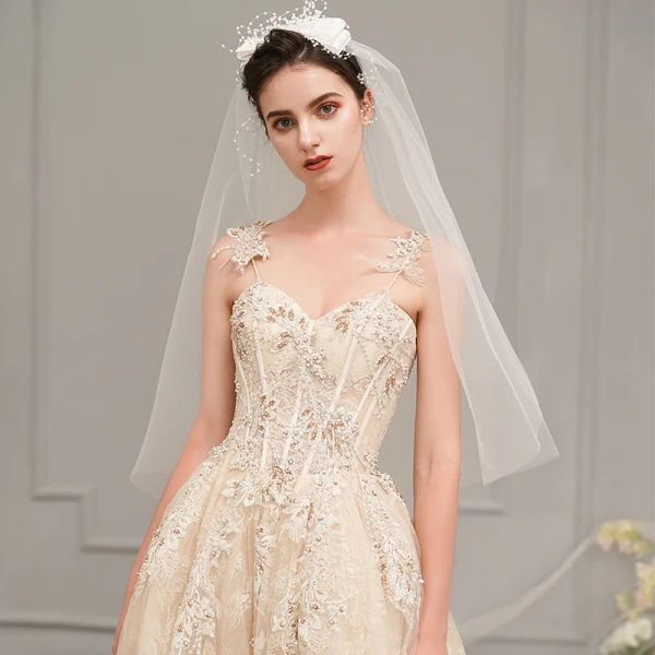 Elegant Champagne Brudekjoler 2019 Prinsesse Spaghettistropper Uten Ermer Ryggløse Glitter Appliques Blonder Perle Beading Chapel Train Buste