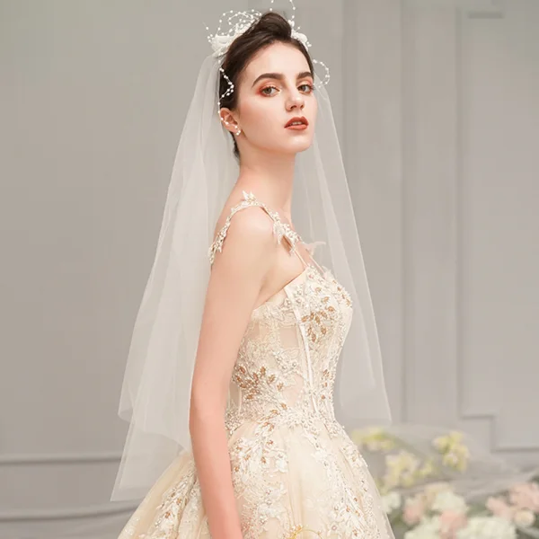 Elegant Champagne Brudekjoler 2019 Prinsesse Spaghettistropper Uten Ermer Ryggløse Glitter Appliques Blonder Perle Beading Chapel Train Buste
