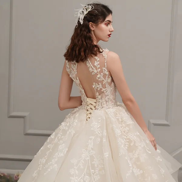 Romantique Champagne Transparentes Robe De Mariée 2019 Robe Boule Encolure Dégagée Sans Manches Dos Nu Glitter Appliques En Dentelle Perlage Cathedral Train Volants