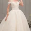 Élégant Champagne Robe De Mariée 2019 Princesse De l'épaule Manches Courtes Dos Nu Perlage Appliques En Dentelle Glitter Tulle Cathedral Train Volants