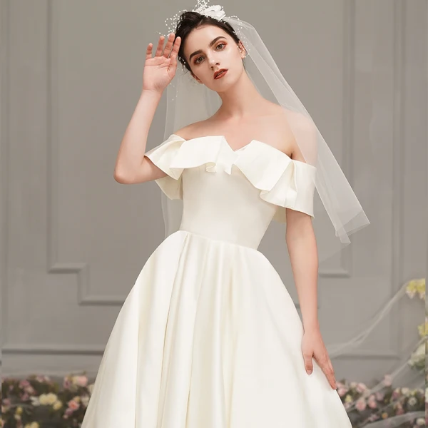 Enkla Champagne Satin Bröllopsklänningar 2019 Prinsessa Av Axeln Korta ärm Halterneck Cathedral Train Ruffle