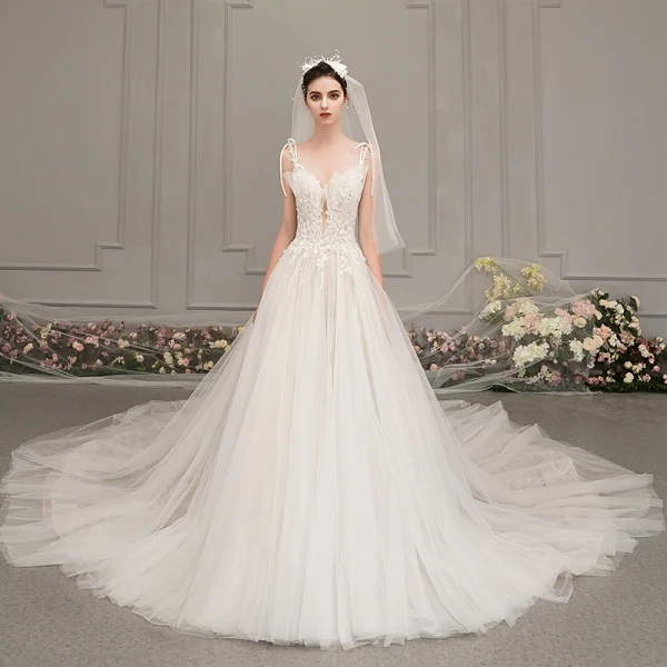 Élégant Ivoire Robe De Mariée 2019 Princesse Col v profond Sans Manches Dos Nu Appliques En Dentelle Perlage Cathedral Train Volants