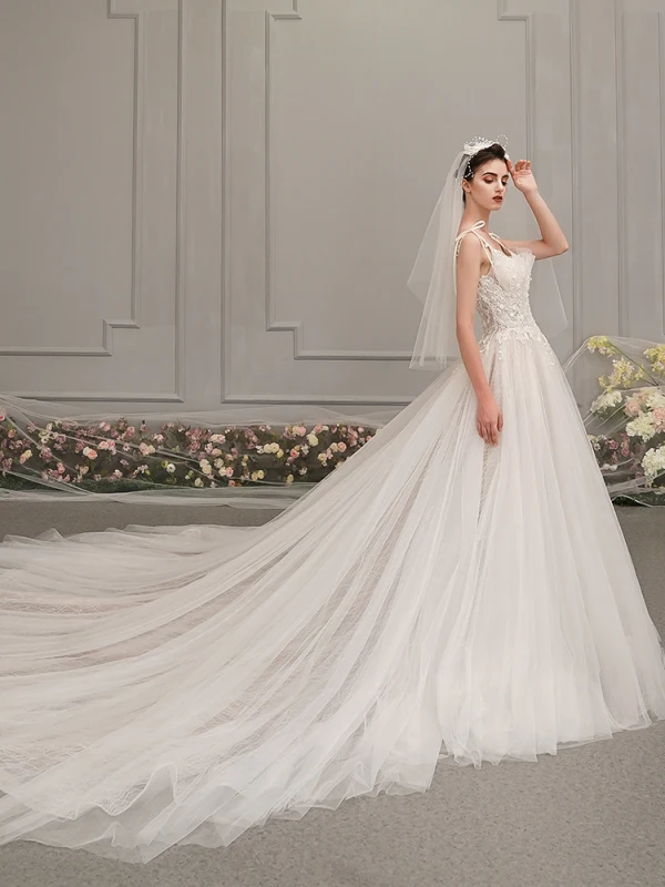 Élégant Ivoire Robe De Mariée 2019 Princesse Col v profond Sans Manches Dos Nu Appliques En Dentelle Perlage Cathedral Train Volants